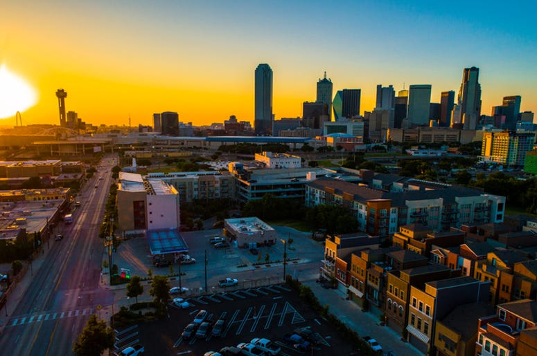 Los Códigos Postales Con Menos Salud De Dallas Aerial drone view Golden hour - Golden sun burst sunset over Dallas Texas Skyline Cityscape 2019