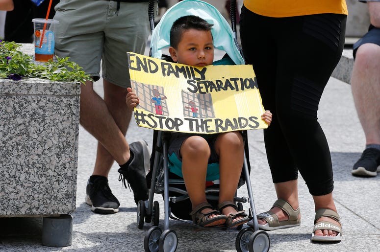 ICE Liberó 300 Migrantes Con Hijos A boy holds a sign during a rally in Daley Plaza on July 13, 2019 in Chicago, Illinois. Protesters attended the rally calling for an end to criminalization, detention and deportations of migrants ahead of planned ICE raids expected to begin tomorrow.