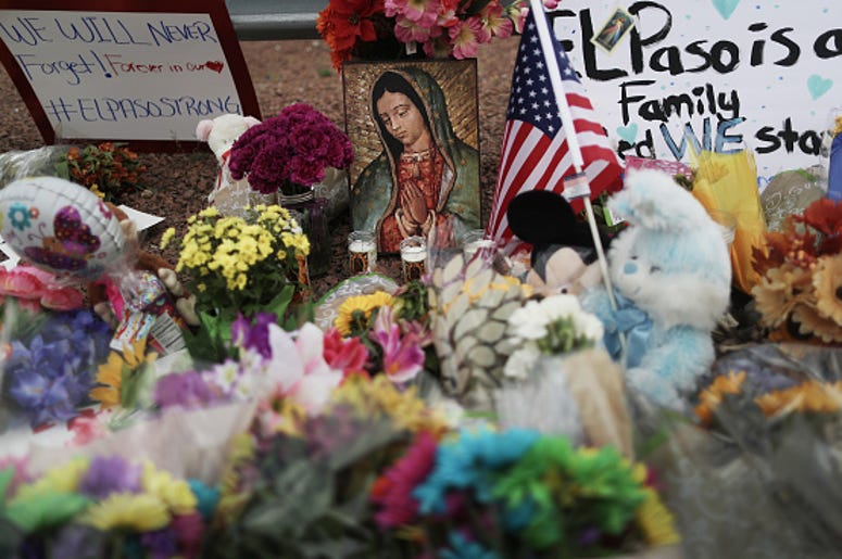 Gobierno Mexicano Confirma La Muerte De Ocho Paisanos En El Tiroteo De El Paso Flowers and mementos are seen at a makeshift memorial outside Walmart, near the scene of a mass shooting which left at least 20 people dead, on August 4, 2019 in El Paso, Texas. A 21-year-old male suspect was taken into custody in the city which sits alon