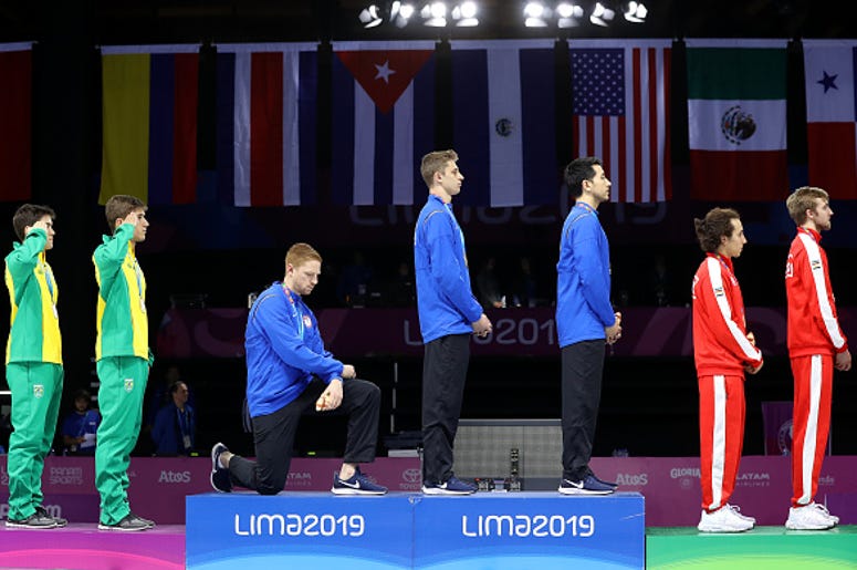 Medallista de Oro Estadounidense Protesta Contra Trump Gold medalist Race Imboden of United States takes a knee during the National Anthem Ceremony in the podium of Fencing Men's Foil Team Gold Medal Match Match on Day 14 of Lima 2019 Pan American Games at Fencing Pavilion of Lima Convention Center on August