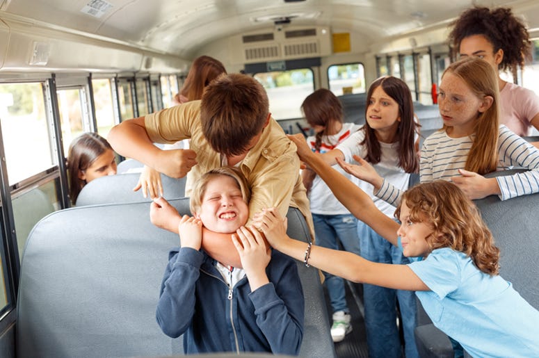 Niña De Dallas Es Golpeada Por Otros Niños En Autobús Escolar Y Chofer No Hace Nada Group of children classmates going to school by bus boy strangling kid punching angry while others trying to stop him from violence