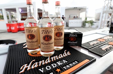 Tito’s Vodka Estuvo Tuiteando A Sus Clientes Para Que Dejen De Usar Su Bebida Como Desinfectante A view of Tito's Vodka on display as Titans of BBQ presented by National Beef and Pat LaFrieda Meats hosted by Dario Cecchini, Pat LaFrieda and Michael Symon at Pier 97 on October 12, 2019 in New York City. (Photo by Cindy Ord/Getty Images for NYCWFF)