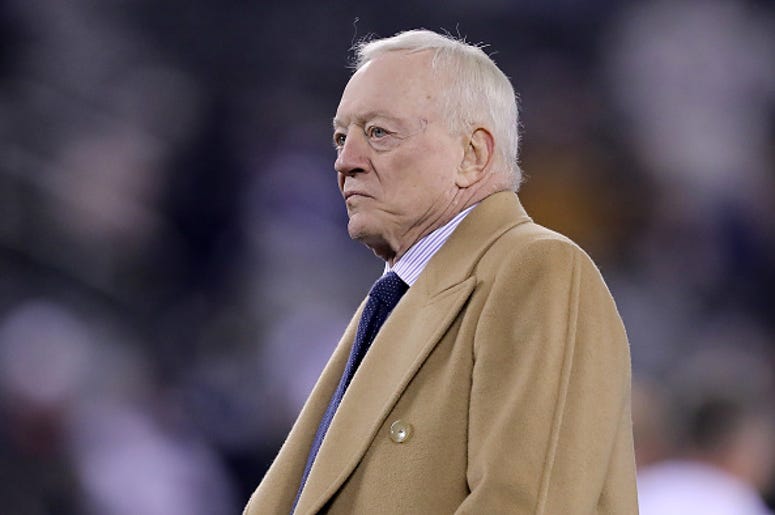Jerry Jones Se Enojó En Entrevista Para 105. 3 FM The Fan Dallas Cowboys Owner, President and General Manager Jerry Jones walks on the field before the game against the New York Giants at MetLife Stadium on November 04, 2019 in East Rutherford, New Jersey.