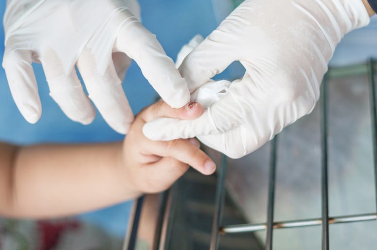 Niñas Se Lastiman Sus Dedos Por Juguete Peligroso cutting wound child finger , closeup dressing