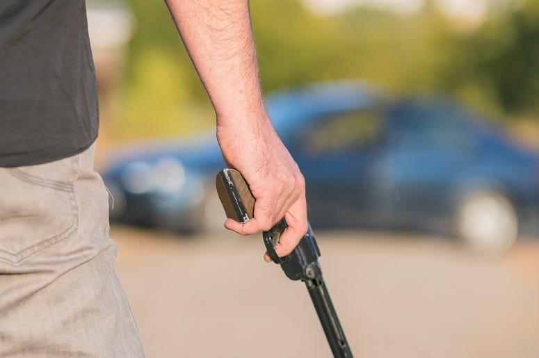 Hombre De Fort Worth Es Arrestado Por Disparar A Los Autos En La Carretera En Navidad preparing for gun dueling with gun replica