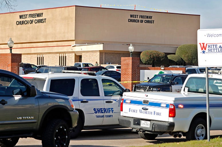 Hombre Armado Dispara Y Asesina A Dos Personas En Iglesia De Fort Worth Law enforcement vehicles are parked outside West Freeway Church of Christ where a shooting took place at the morning service on December 29, 2019 in White Settlement, Texas. The gunman was killed by armed members of the church after he opened fire during