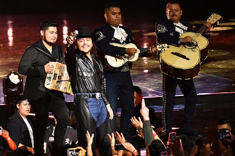 ChristianNodal susto de que casi se estrellara su jet