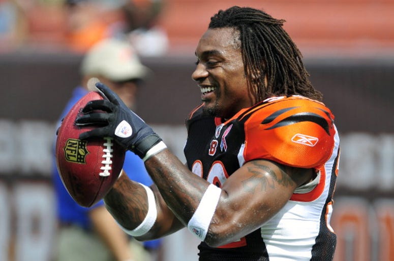 Ex Jugador De Los Texas Longhorns Y Corredor de La NFL Muere En Un Accidente De Motocicleta Cedric Benson #32 of the Cincinnati Bengals warms up prior to the season opener against the Cleveland Browns at Cleveland Browns Stadium on September 11, 2011 in Cleveland, Ohio.