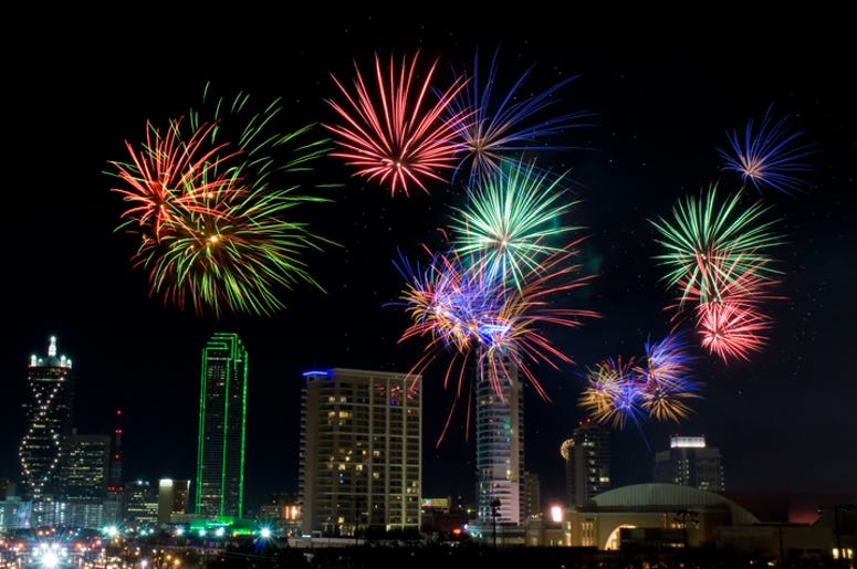 Ve Los Fuegos Artificiales Del Año Nuevo De Dallas En ‘Party In The Plaza’ Fireworks in Dallas Texas