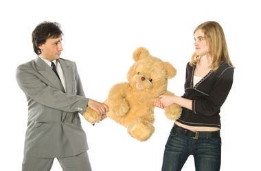 Doctor De Dallas Es Balaceado Al Pelear Por Un Osito De Peluche Young man and woman fighting over a teddy-bear