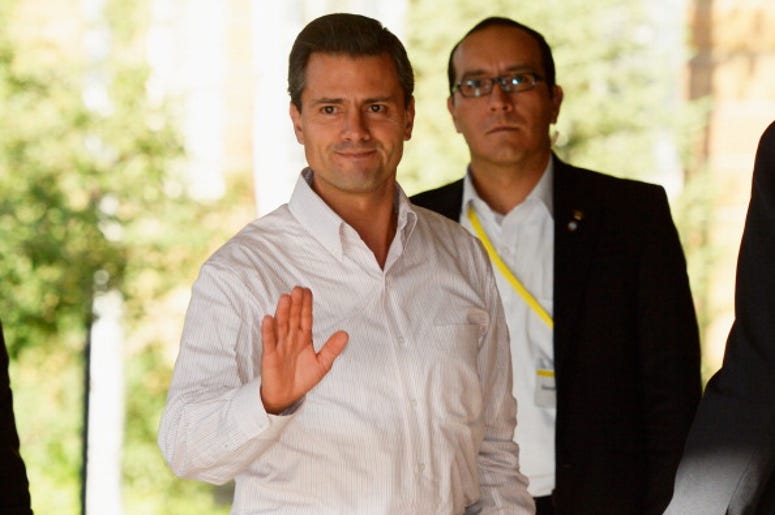 Peña Nieto Y Tania Ruiz Se Disfrazan Para Cenar En Nueva York exico's President Enrique Peña Nieto (L) arrives to the Allen & Co. annual conference on July 10, 2013 in Sun Valley, Idaho. The resort will host corporate leaders for the 31st annual Allen & Co. media and technology conference where some of the wealthies