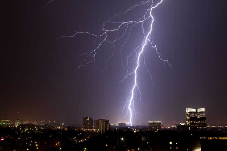 Un Rayo Cayó En Fort Worth Y Dejó Un Hoyo De 15 Pies De Largo A single lightning bolt in Fort Worth Texas
