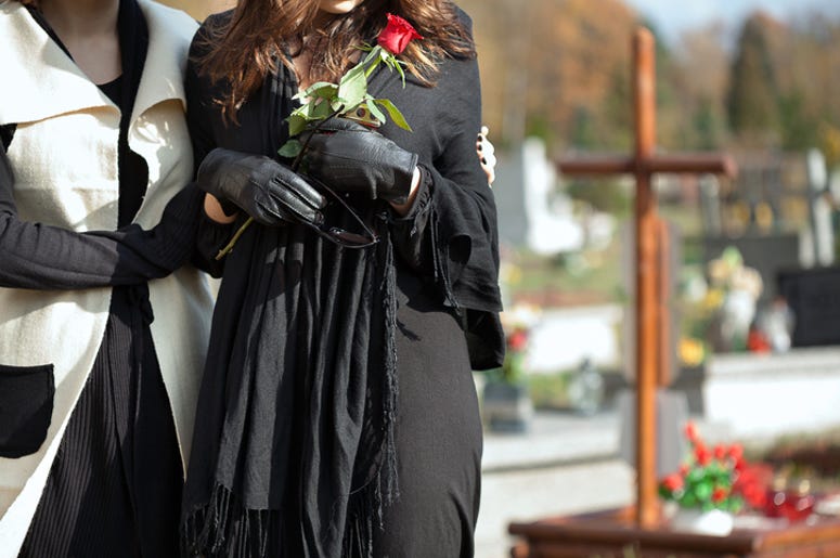 Adolescente De Dallas Muere Por La Influenza Mother holding her daughter standing above grave of family member