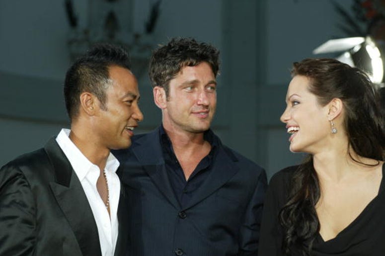Apuñalan En Entrevista A Compañero De Película De Angelina Jolie Actors Simon Yam, Gerard Butler and Angelina Jolie attend the world premiere of the film "Lara Croft Tomb Raider: The Cradle of Life" at Grauman's Chinese Theatre July 21, 2003 in Hollywood, California. The film releases nationwide July 25, 2003.