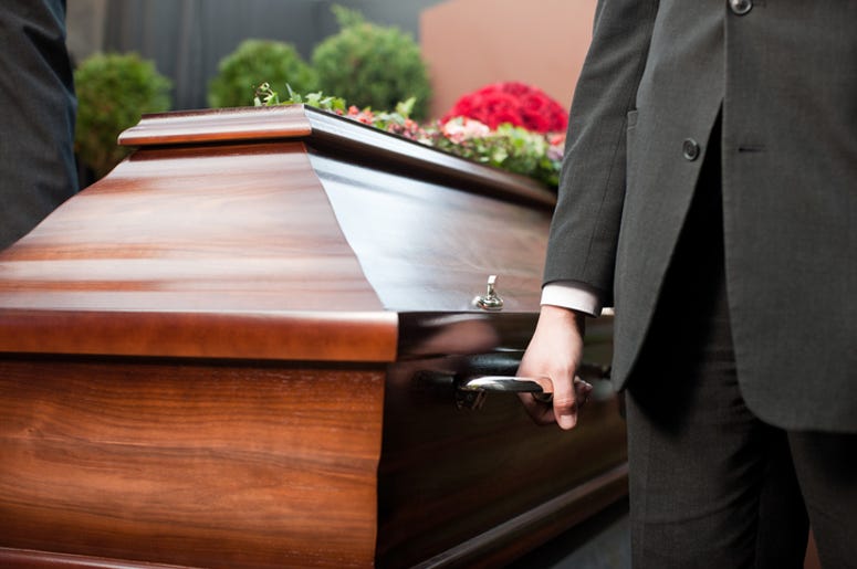 Falleció Popeye, El Ex Sicario De Pablo Escobar Dolor - Funeral with coffin on a cemetery, the casket carried by coffin bearer