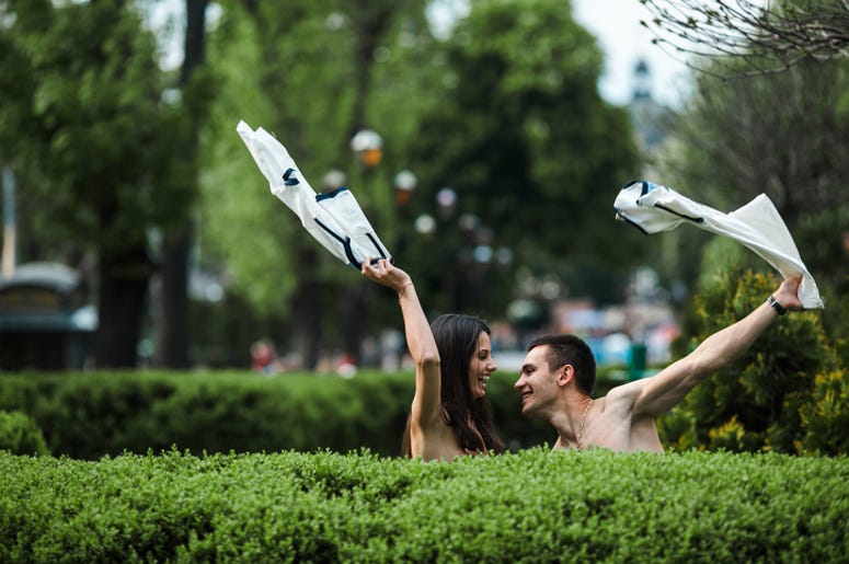 Pareja Tiene Sexo Oral Durante Concierto De Metal Couple undress in the city