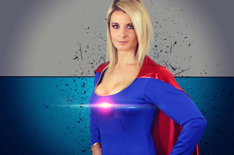 Los Cosplayers Lucieron Impresionantemente Sexys En La Fan Expo Dallas 2019 blonde woman dressed as a superhero