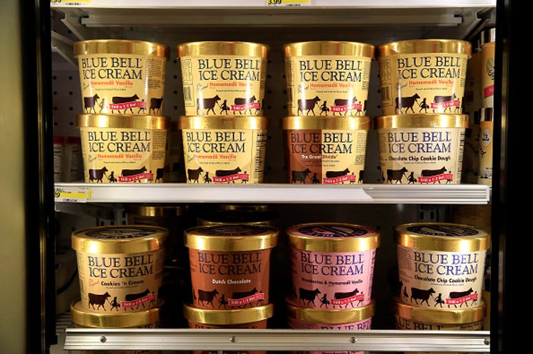Joven Texano Se Entrega A La Policía Por Lamer Nieve Blue Bell Blue Bell Ice Cream is seen on shelves of an Overland Park grocery store prior to being removed on April 21, 2015 in Overland Park, Kansas. Blue Bell Creameries recalled all products following a Listeria contamination.