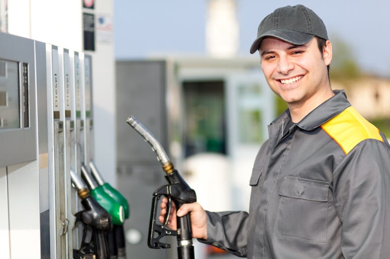 Tanques De Gasolina Gratis Este Fin De Semana En El Metroplex Smiling worker at the gas station