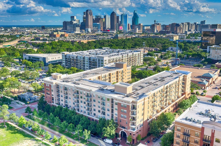 El Metroplex Es Uno De Los Mejores Lugares Para Renteros En El País Looking out at the Dallas skyline from McKinney Ave in uptown.