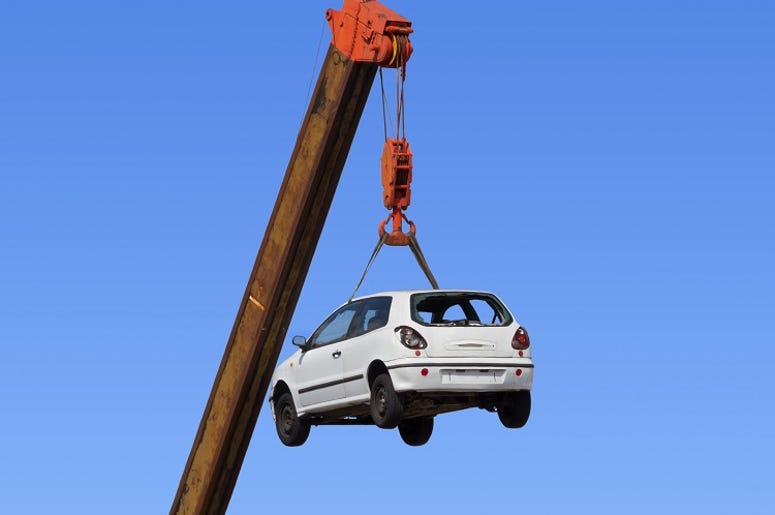 Así Empezaron A Retirar Los Carros De Los Apartamentos Donde Cayó La Grúa En Dallas White car hanging by the arm of a crane