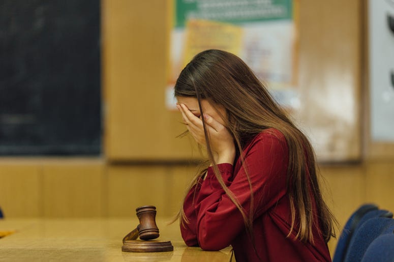 Así Fue El Primer Día Del Juicio Contra Amber Guyger A judge in a courtroom striking the gavel