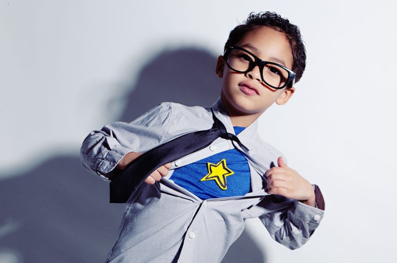 Niño Ayuda A Policía De Arlington Y Se Vuelve Mundialmente Famoso Adorable mixed race boy ripping off his dress shirt to uncover his superhero costume underneath.