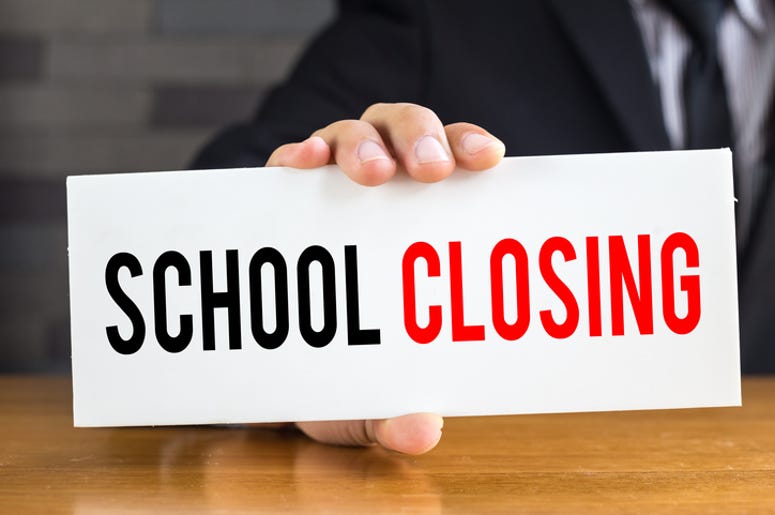 Distritos Escolares Del Norte De Texas Cierran Indefinidamente Por Coronavirus School closing, message on white card and hold by businessman