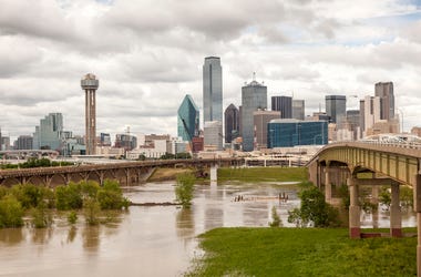 Dallas Es La Ciudad Menos Feliz De Todo El Norte De Texas. Dallas downtown skyline view with the Trinity River in foreground.Texas, United States