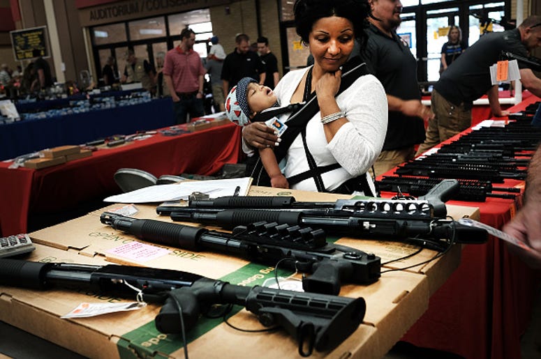 La Alcaldesa De Fort Worth Quiere Ley De Verificación De Antecedentes De Armas A woman admires weapons at a gun show where thousands of different weapons are displayed for sale on July 10, 2016 in Fort Worth, Texas. The Dallas and Forth Worth areas are still mourning the deaths of five police officers last Thursday evening by a lone