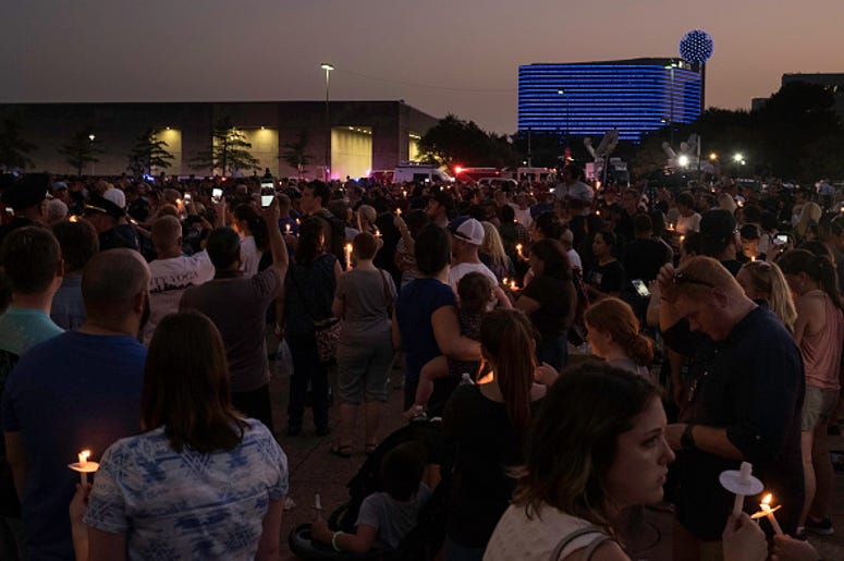 Policías Y Ciudadanos De Dallas Marcharon Juntos Contra La Violencia Hundreds of residents show support for the Dallas Police Department at the Dallas Strong Candlelight Vigil on July 11, 2016 in downtown Dallas, Texas. Texas. Five police officers were killed and seven others were injured in a shooting ambush during a marc