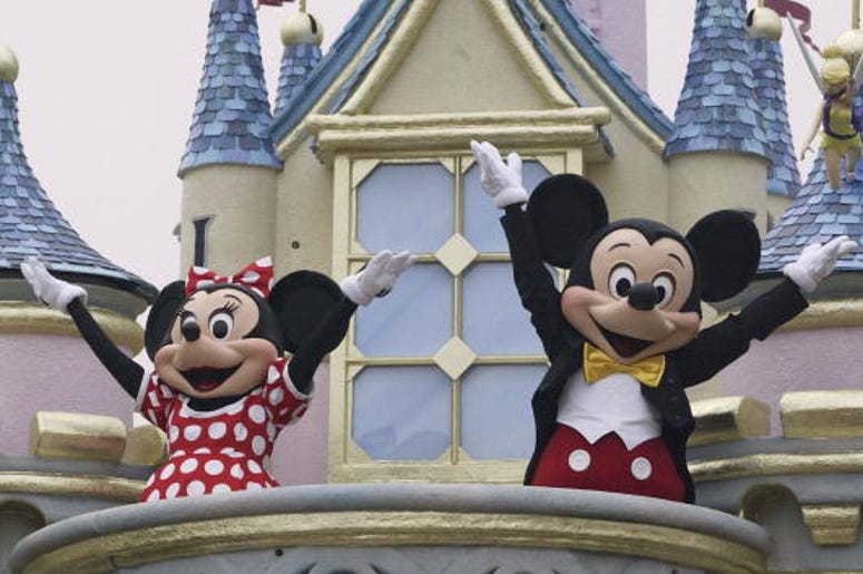 Familia Se Pelea A Golpes En Disneylandia Disney characters Mickey Mouse and Minnie Mouse perform during the parade at Hong Kong Disneyland on September 11, 2005 in Hong Kong. The new theme park is scheduled to have its grand opening September 12