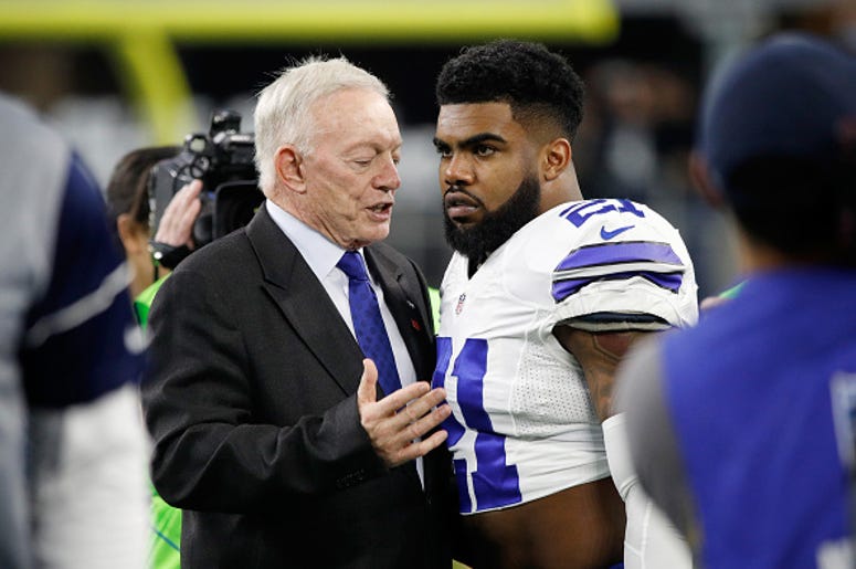Jerry Jones Le Falta El Respeto A Ezekiel Elliott Dallas Cowboys owner Jerry Jones talks with Ezekiel Elliott #21 of the Dallas Cowboys before the NFC Divisional Playoff Game against the Green Bay Packers at AT&T Stadium on January 15, 2017 in Arlington, Texas.