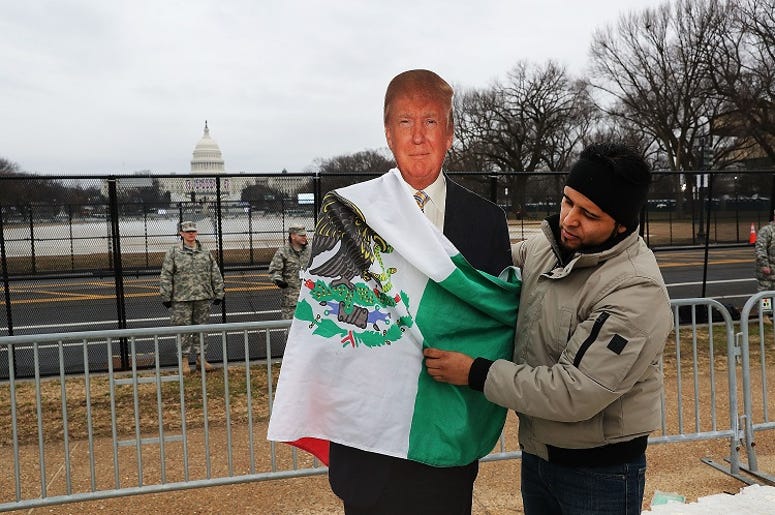 Trump Amenaza A México Con Una Guerra Comercial Si No Paran Migrantes Tony Cervantes, a Zapatista activist who is against President Donald Trump, places a Mexican flag on a Trump cut-out on the National Mall following the inauguration of President Trump on January 20, 2017 in Washington, DC. Washington and the entire world