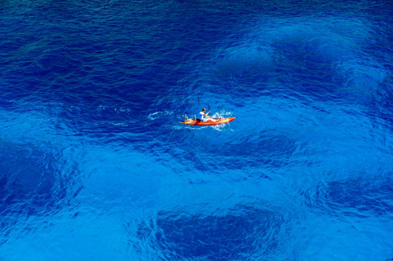 Un Hispano Fue El Primero En Cruzar El Océano Pacifico Remando Kayaking in beautiful bay - Mallorca, Cala Figuera