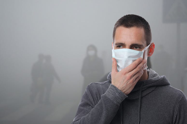 Asquerosa Capa De Smog Cubre La Ciudad De México Portrait of man wearing facial hygienic mask outdoors. Ecology, air pollution, Environmental awareness and virus protection concept