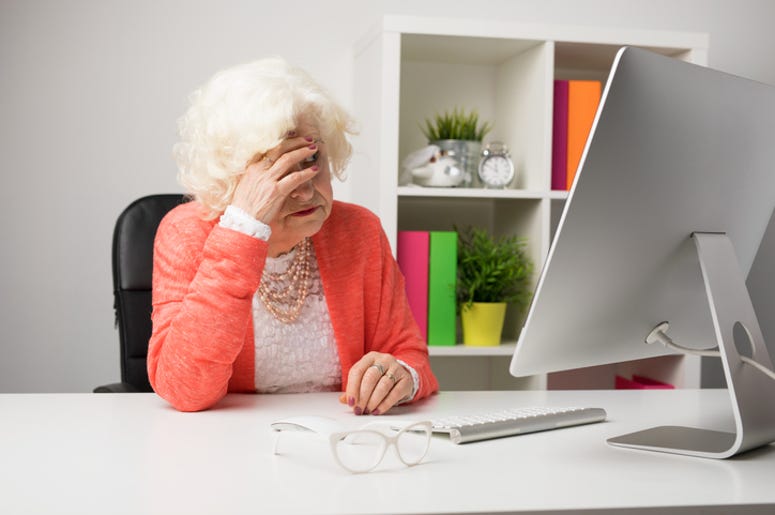 Maestra De Fort Worth Que Tuiteo A Trump Tuits Anti-Inmigrantes Podría Dar Clases Otra Vez Older woman working at the office and having headache