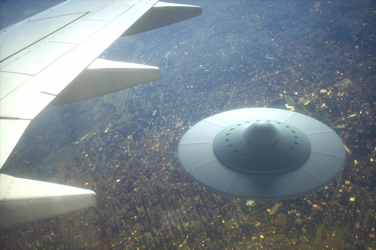 Marina Estadounidense Confirmó Los Video De OVNIS Son Reales 3D illustration with photography. Alien spaceship flying together with airplane.