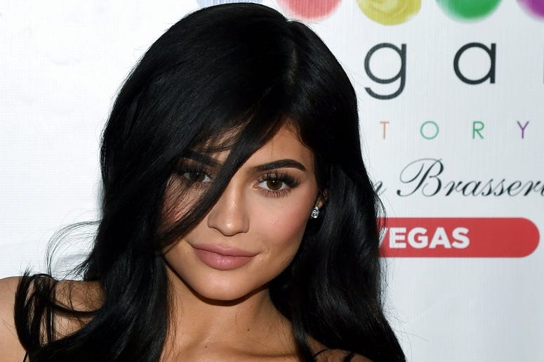 Kylie Jenner De Fiesta En La Alberca Television personality Kylie Jenner poses inside Sugar Factory American Brasserie at the Fashion Show mall on April 22, 2017 in Las Vegas, Nevada.