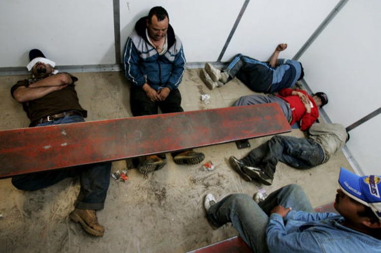 Guardias Fronterizos Obligan A Emigrantes A Beber Agua Del Baño Illegal immigrants sit in a Customs and Border Patrol detention facility after being detained October 17, 2007 in Campo, California. Many states far from the border are having to confront illegal immigration issues like never before as the flow of migrant