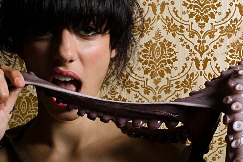 Bloguera Atacada Por Pulpo Que Intento Comerse Vivo Woman biting an octopus tentacle