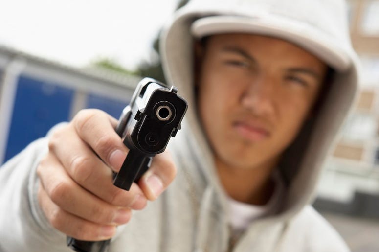 Estudiante De Fort Worth Fue Hospitalizado Después De Recibir Un Balazo A Fuera De La Escuela Teenage boy with gun