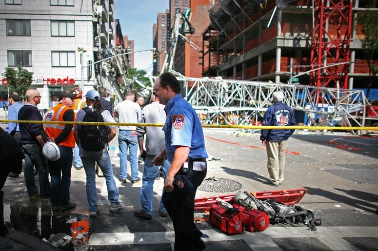 Grúa Se Colapsa Sobre Apartamentos En Dallas onstruction workers observe the scene of a crane collapse on Manhattan's Upper East Side at 91st Street and 1st Avenue May 30, 2008 in New York. The crane collapsed on top of an apartment building crashing into a penthouse apartment and falling to the gro