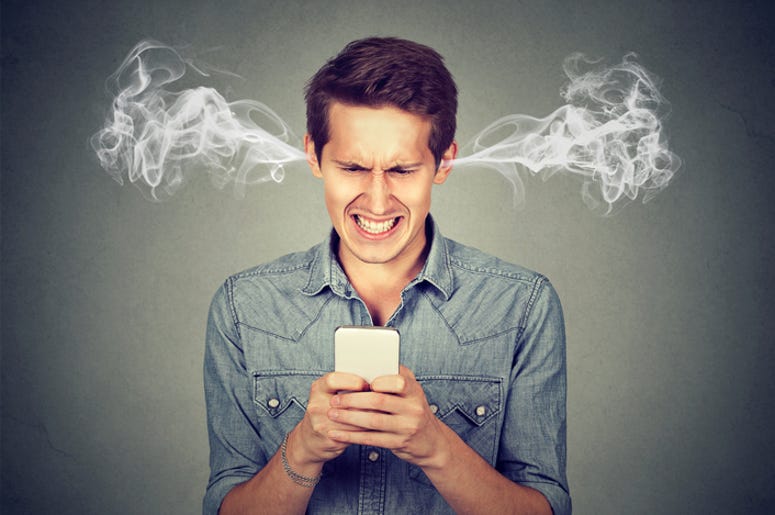 Compañía De Dallas Pagara A Sus Clientes Por Mentirles Frustrated angry man reading a text message on his smartphone blowing steam coming out of ears