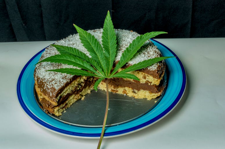 Pastelería Hace Pastel de Marihuana Por Error Coconut chocolate cake on blue dish with marijuana green leaf