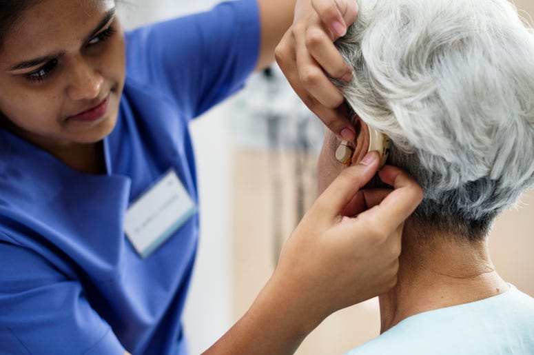 Señora de La Tercera Edad, Hace Llorar A Todo Internet An elderly woman with hearing aid