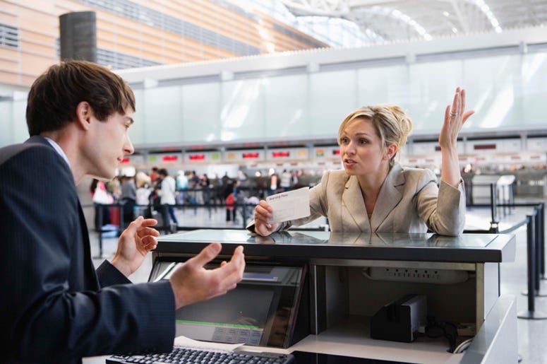 Mujer Llega Tarde A Su Vuelo Y Destroza Escritorio De Aerolínea Upset businesswoman checking in at airport ticket counter