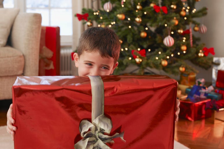 Niño Pide Botarga De Dr Simi Y Santa Claus Se La Trae Boy holding Christmas gift