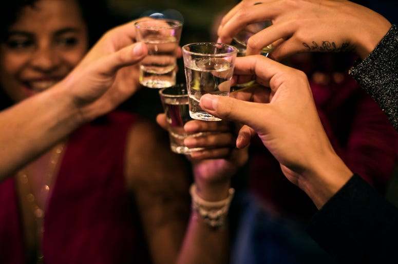 Parranderos En Dallas Gastan $76 Millones De Dólares En Alcohol En Noviembre Del 2019 People celebrating in a party