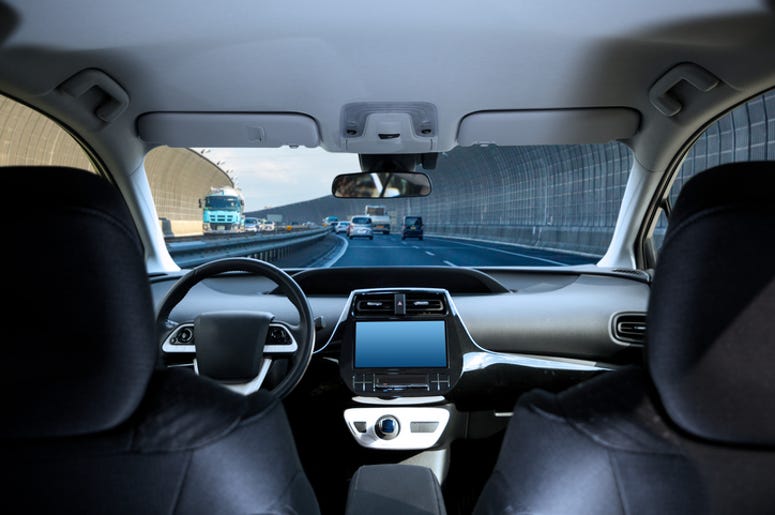 Uber Mapeara Dallas Para Sus Carros Que Se Manejan Solos Cockpit of driverless car driving on highway viewed from rear seat.